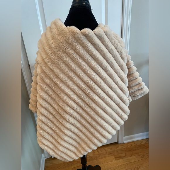 La Fiorentina Faux Fur with side zipper in taupe - Picture 3 of 7